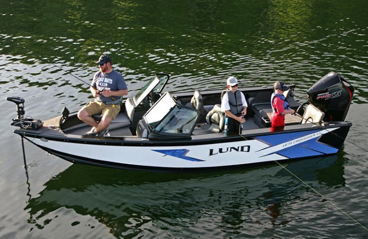 family-on-lund-boat